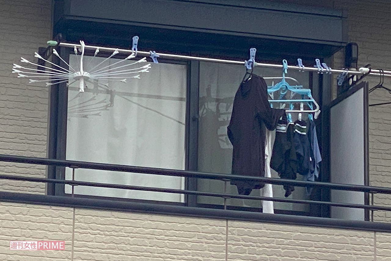 事件のあった容疑者宅アパートのベランダには洗濯物が干されたままで＝大阪府堺市西区