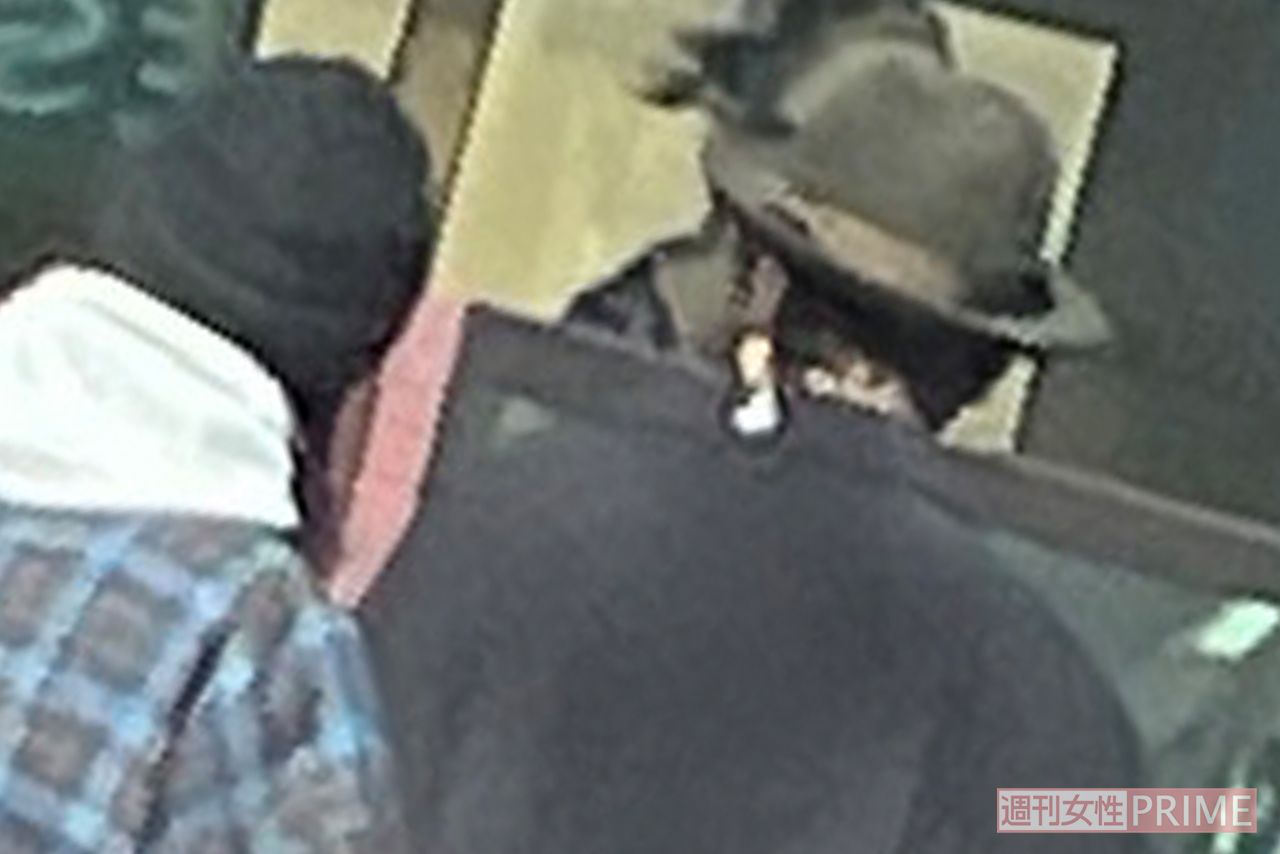 中田クルミは浅野忠信に寄り添いながら歩いていた