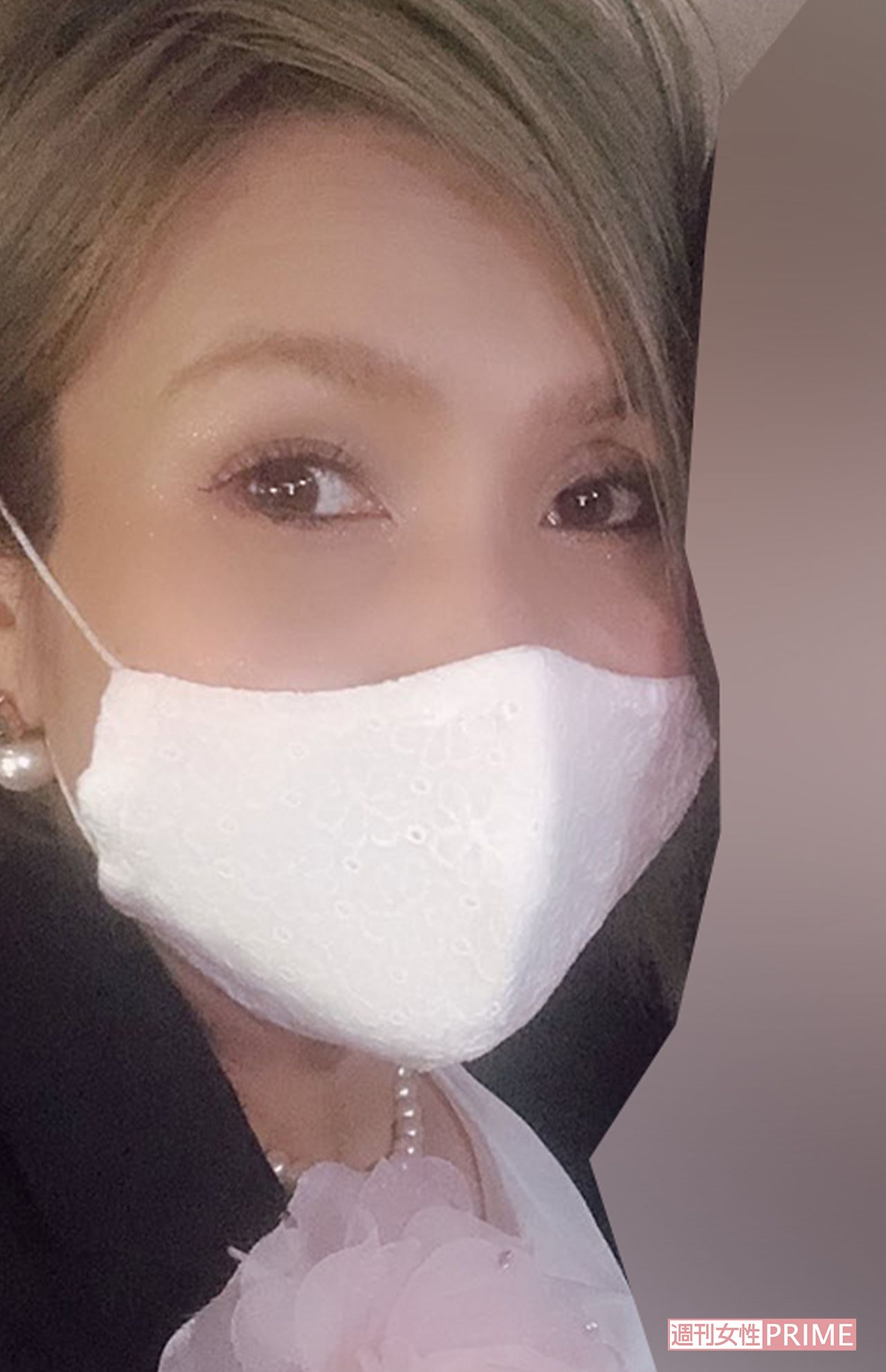 マスク姿でシャープな表情の杉本智代容疑者（本人SNSより）