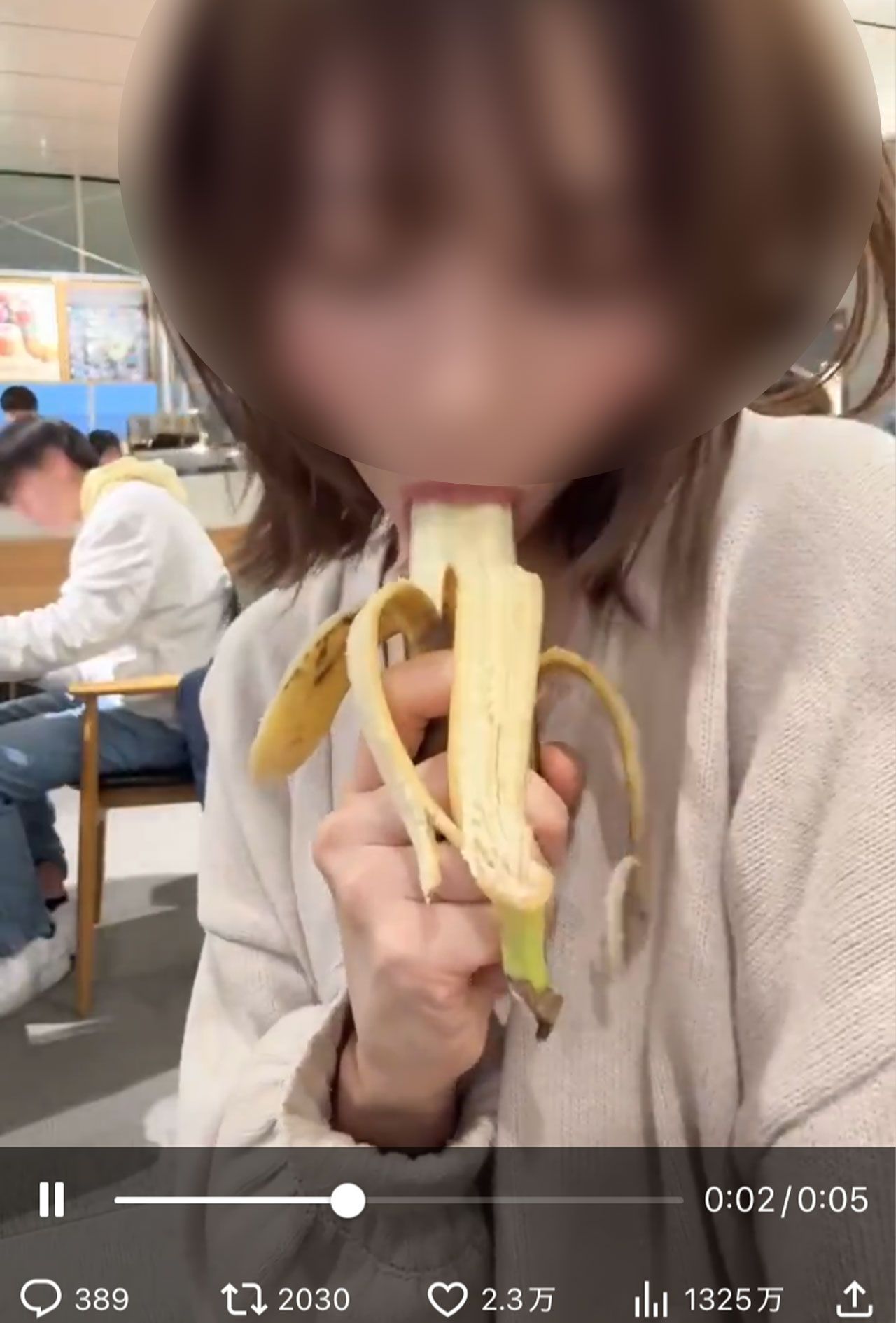 コーヒーショップと見られる店内で撮影されたショート動画