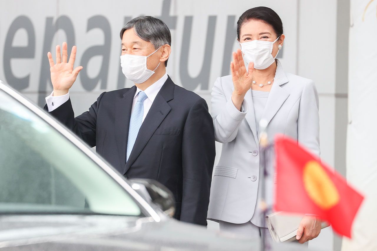 いわて花巻空港にご到着。雅子さまのパンツスタイルのセットアップはブルーグレー。陛下のネクタイもブルー系でそろえられていた