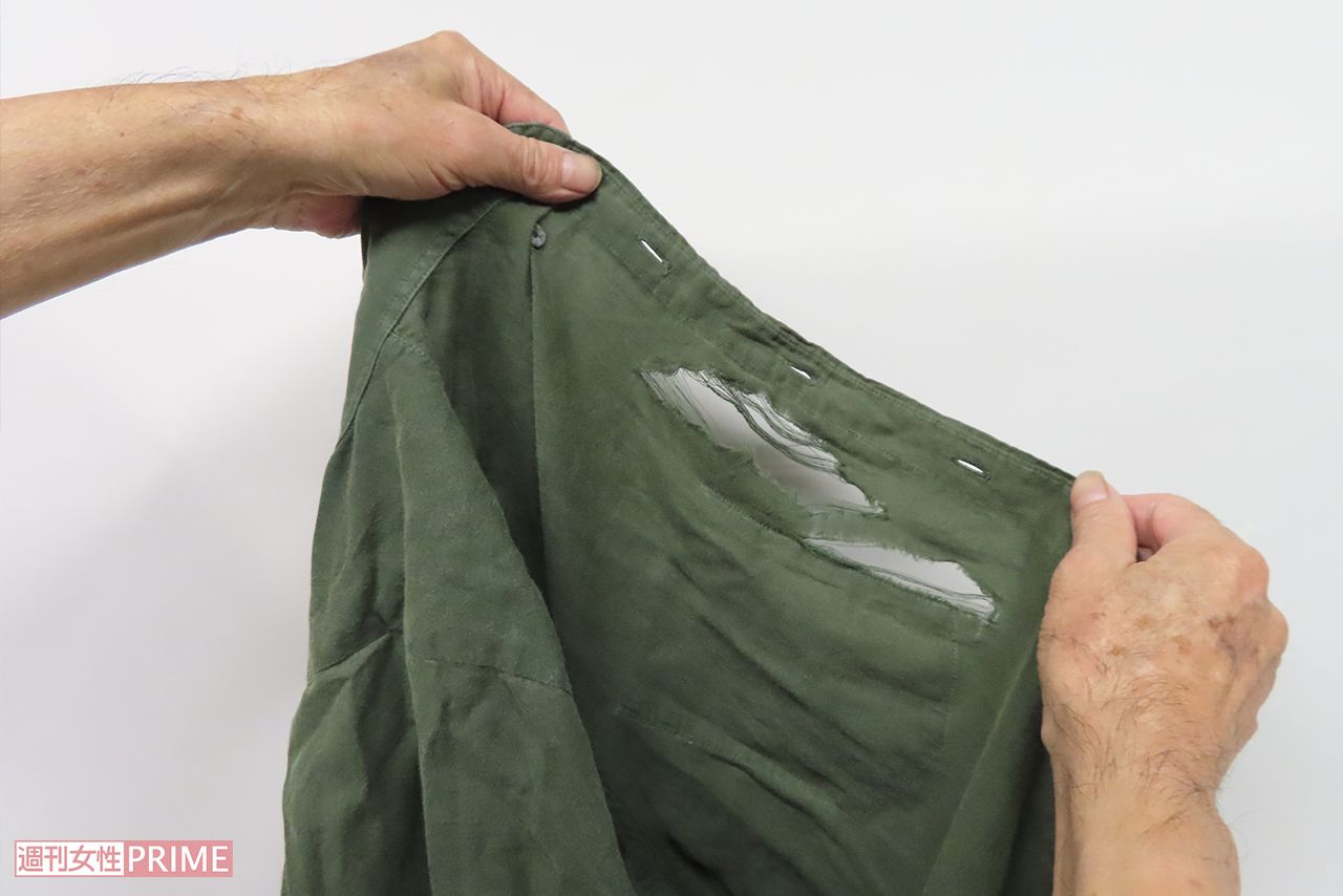 成島明彦容疑者に揺さぶられて、被害男性のシャツはビリビリに