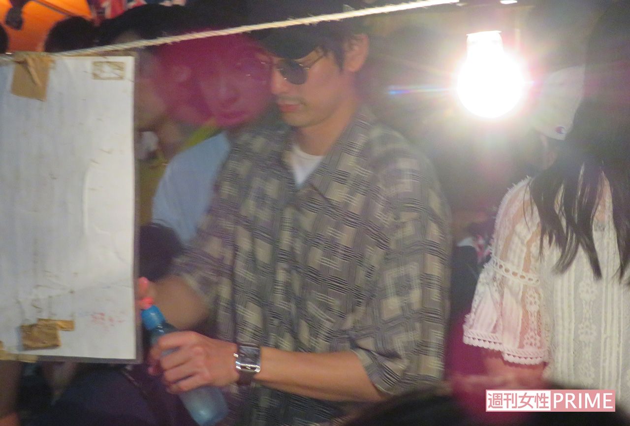 友人と人混みに溶け込んでいた平岡