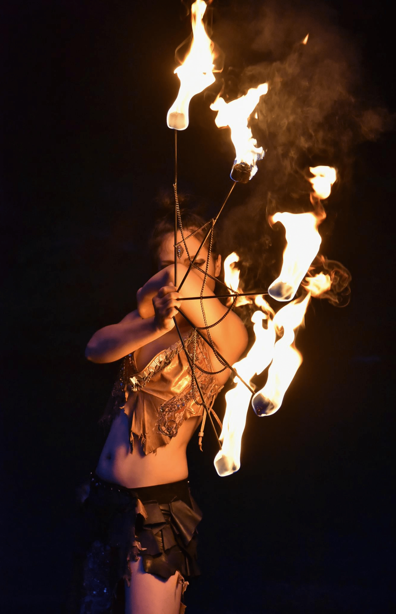 火や光をテーマに観客を魅了するパフォーマンス集団『火付盗賊』で舞い踊るあゆみさん