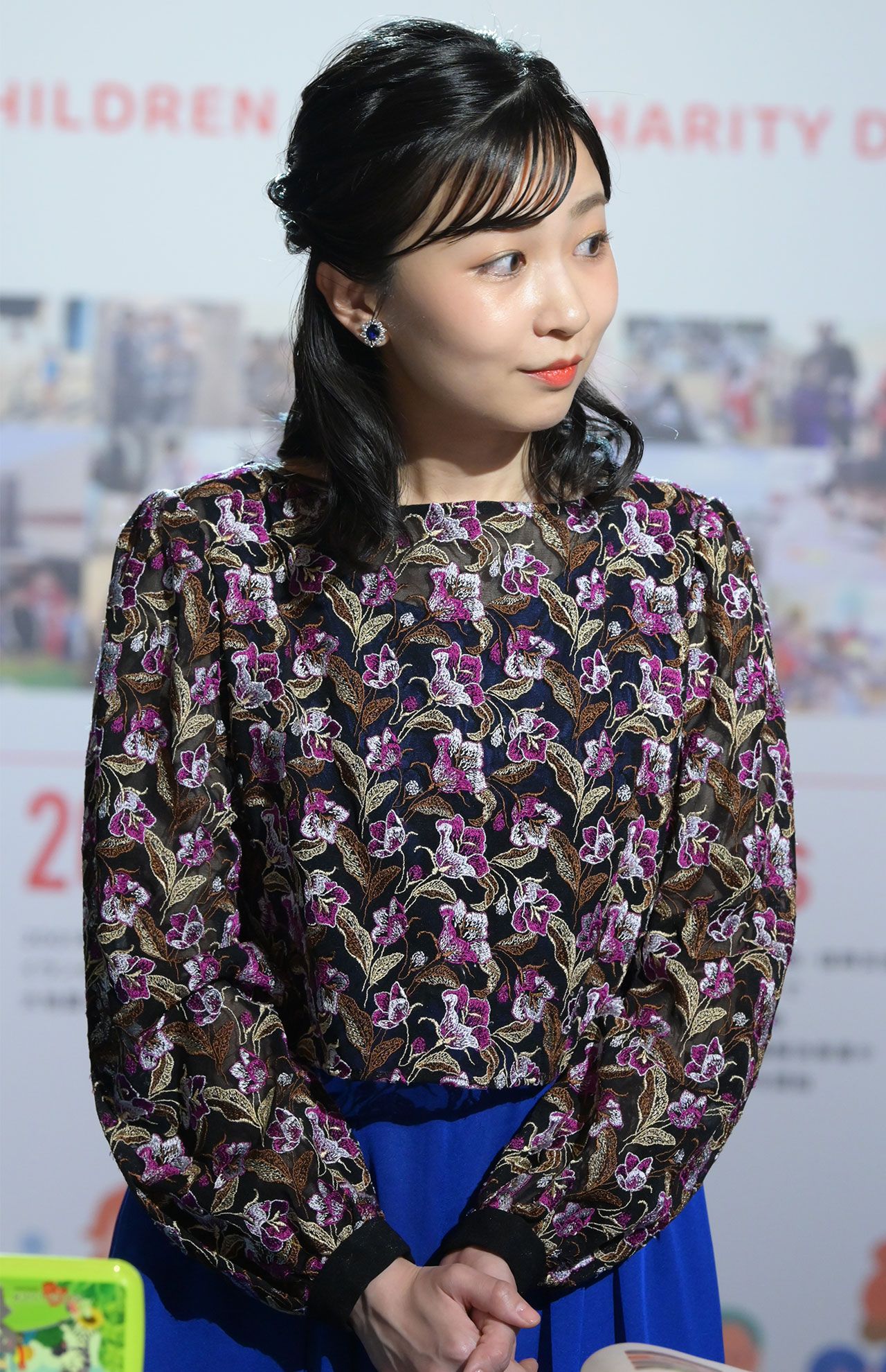 5月7日、紀子さまと一緒にセーブザチルドレンの公務に参加された佳子さま。色違いの青色をお召しになっている