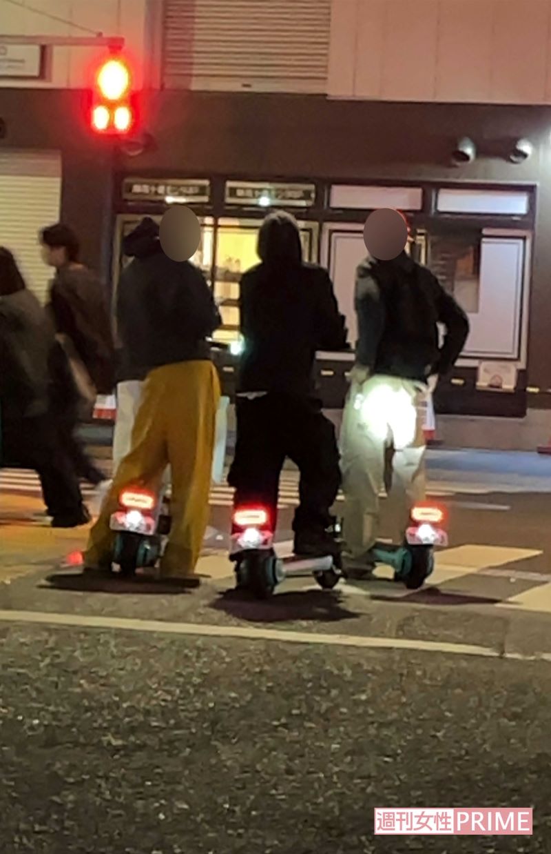 交通ルール違反の利用者も少なくないという声も。横一列に広がって、横断歩道上に停車する利用者の若者3人