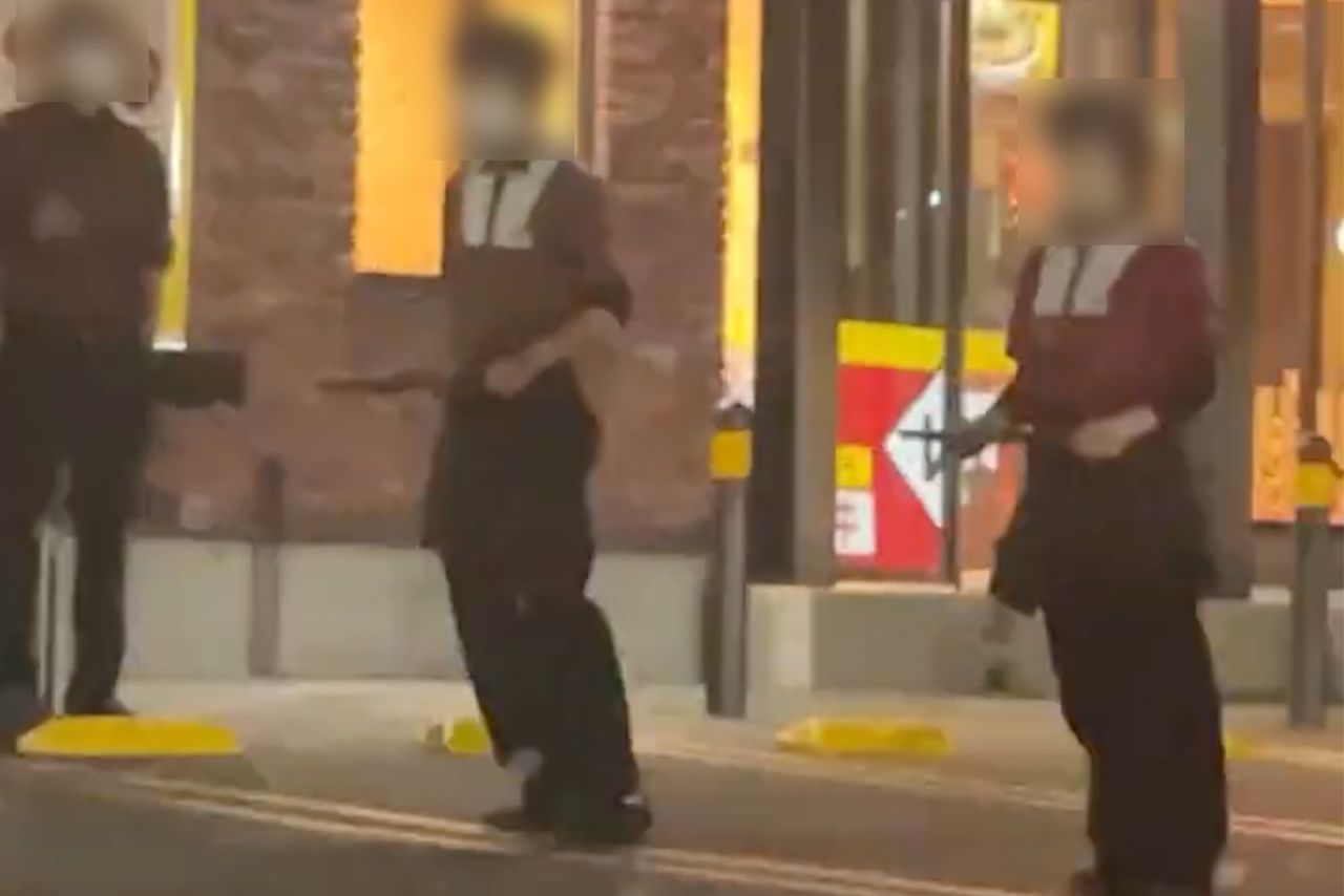 奥には、配膳トレーニングをする店員の動きを厳しくチェックする上司らしき人が（Twitterより）