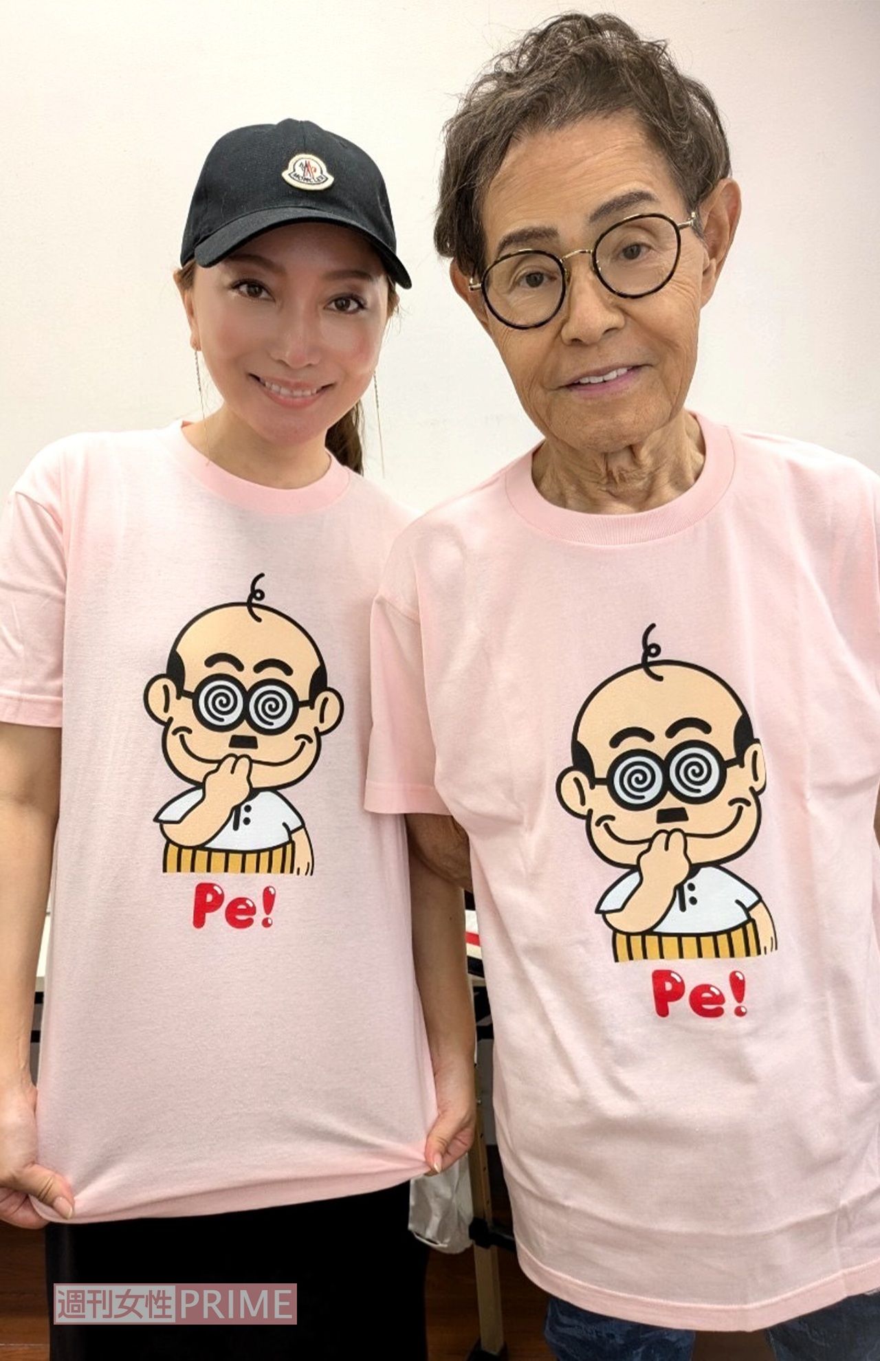 加トちゃんと加トちゃんTシャツのペアルック（笑）。なんだかぜいたく　　写真提供／加藤綾菜