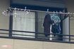 事件のあった容疑者宅アパートのベランダには洗濯物が干されたままで=大阪府堺市西区