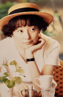 お気に入りの青山のカフェで。雑誌のグラビアで撮ってもらったもの