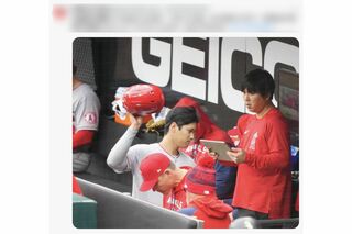 ベンチへ戻ってヘルメットを投げつける大谷翔平