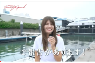 「船を買っちゃいました！」と報告したマギー（公式YouTubeより）