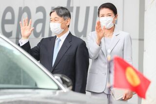 いわて花巻空港にご到着。雅子さまのパンツスタイルのセットアップはブルーグレー。陛下のネクタイもブルー系でそろえられていた