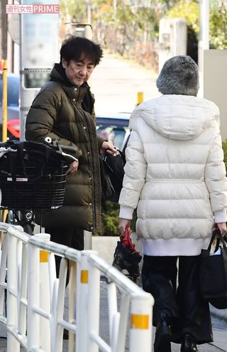 ヨガスタジオで一緒だった女性も紳士らしくエスコートしていた