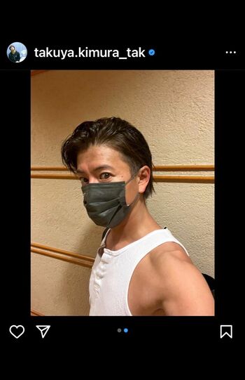 たくましい上腕二頭筋にドキッ　フロントボタンのタンクもセクシー！（木村拓哉公式インスタグラムより）