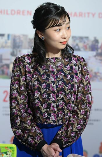 5月7日、紀子さまと一緒にセーブザチルドレンの公務に参加された佳子さま。色違いの青色をお召しになっている