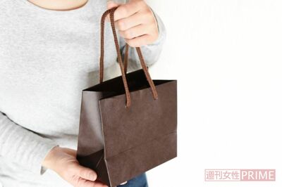 手土産を渡す際に言う「つまらないものですが」は「心ばかりですが」と言い換えてもOK。ちなみに、本来は「立派なあなたに比べたらつまらないものです」という意味