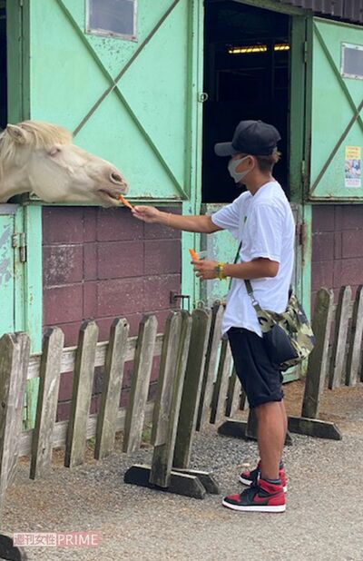 女性とマザー牧場でデートしていた大野智