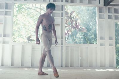 全身タトゥーの天才バレエダンサー、再生の物語『ダンサー、セルゲイ・ポルーニン』