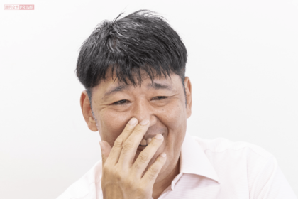 過去の出来事を明るく話す歌川さん。どんなエピソードも面白くオチをつけることを忘れない歌川さんの周囲には人が集まる