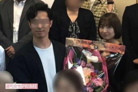 結婚を祝われた2人。篠田麻里子の左にいるのが夫のT氏（親族提供）