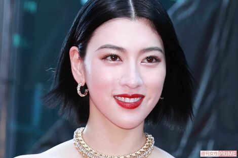 三吉彩花「決意の証です」背中一面の“大胆タトゥー姿”公開も「宇宙宇宙宇宙世界」ミスマッチな“謎翻訳”