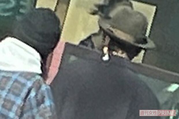 中田クルミは浅野忠信に寄り添いながら歩いていた