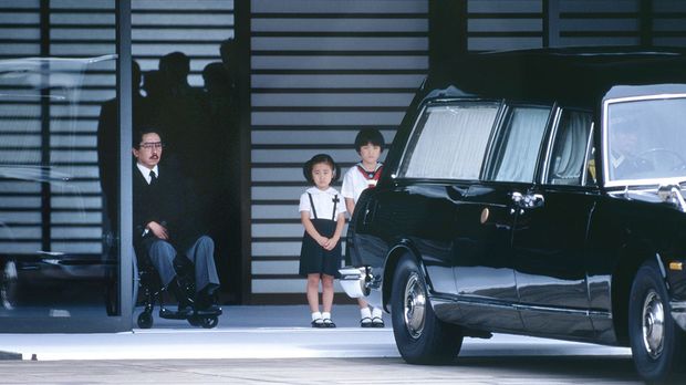 桂宮さま(左)と、香淳皇后の柩のお見送りをする眞子さまと佳子さま('00年7月)