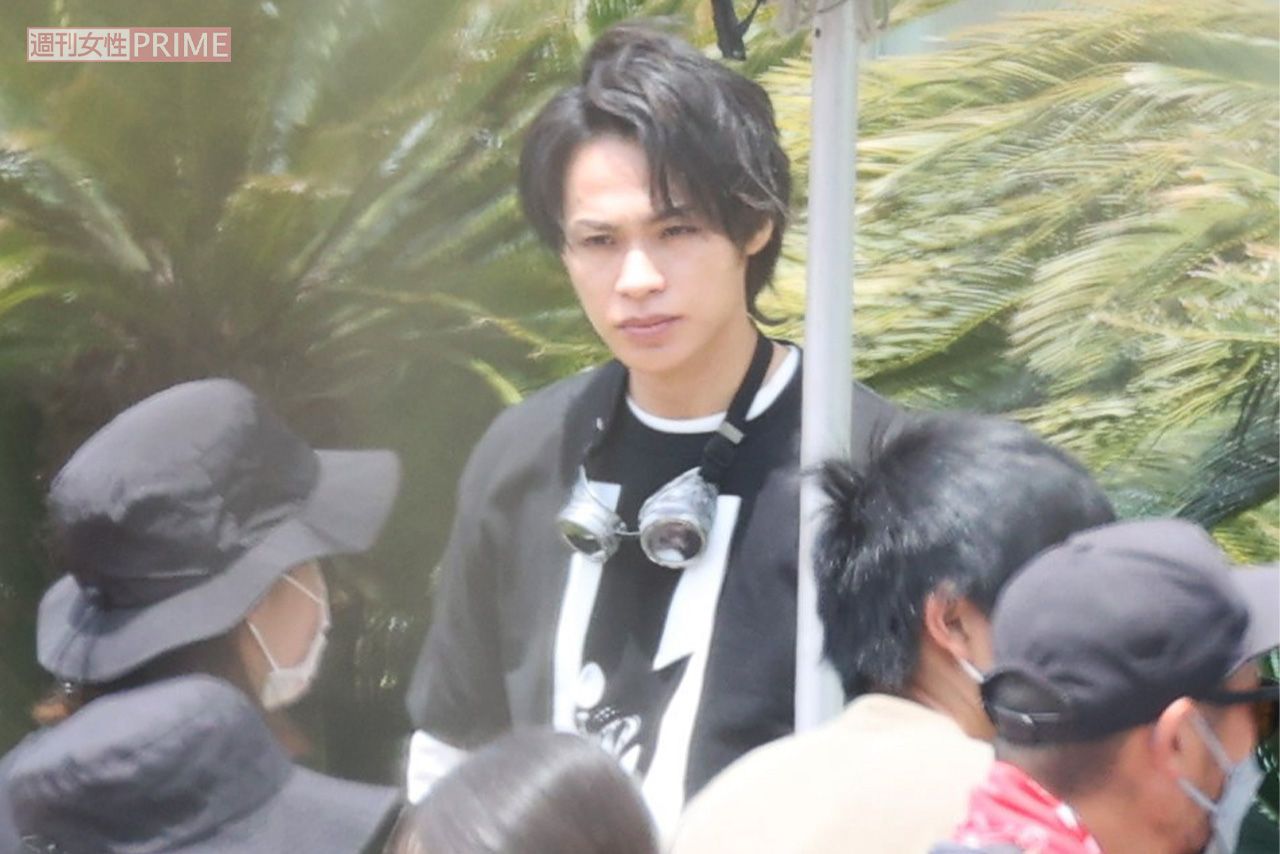 集中した様子で撮影を見つめる上田竜也。続編でも“アニキ”をサポートする