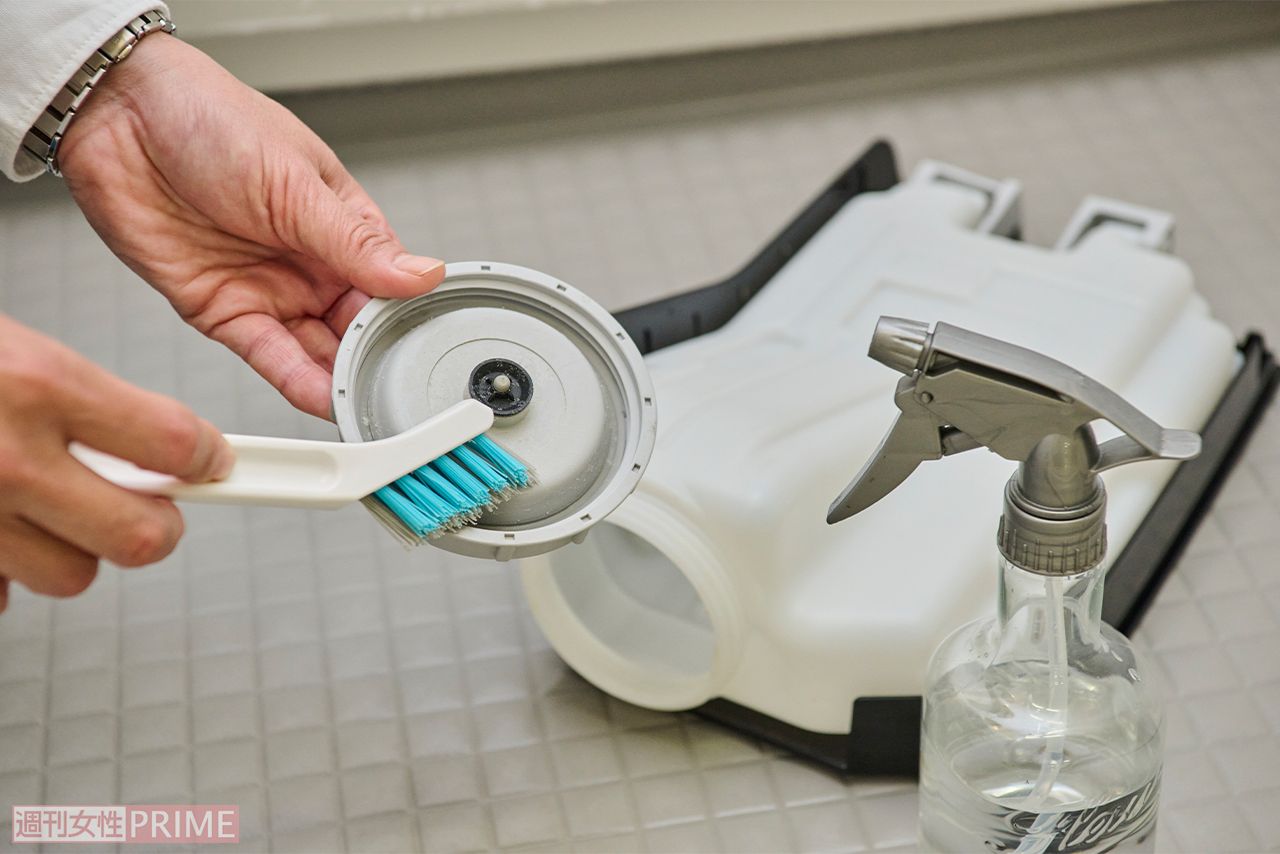 重曹を溶かしたスプレーを吹きかけてブラシでこすれば、カビが落ちる　撮影／山田智絵