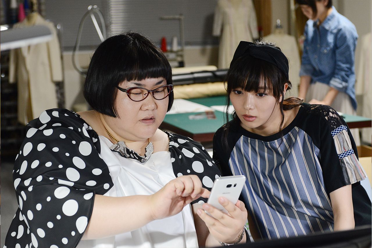 男女コンビ・メイプル超合金のツッコミ担当・安藤なつ。『脳にスマホが埋められた！』（日本テレビ系　毎週木曜　夜11時59分～）でアパレル会社に勤務するヒロイン（新川優愛）の同僚役で出演中。ブレイク前に主演した’14年放送『ナンシー関のいた17年』のナンシー関役は激似と話題に。