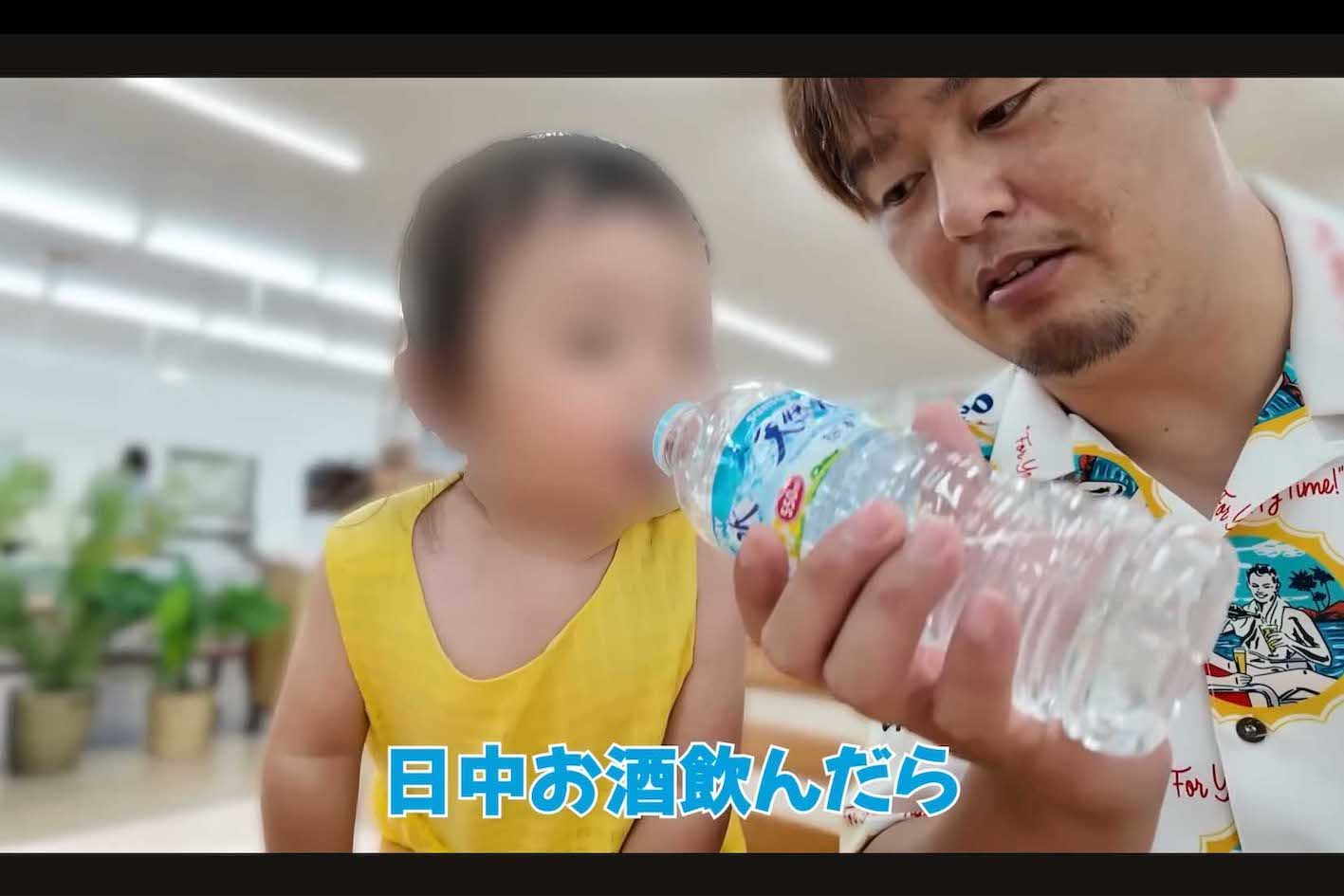 「日中、お酒飲んだら熱中症になりそうで怖いけど、この暑さは飲んじゃうよね」と発言した上でビールらしき飲み物を飲んだ家族系YouTuber『ばつまる夫婦』夫の“ジョニー”ことHIRO（YouTubeチャンネルより、一部編集部で加工）