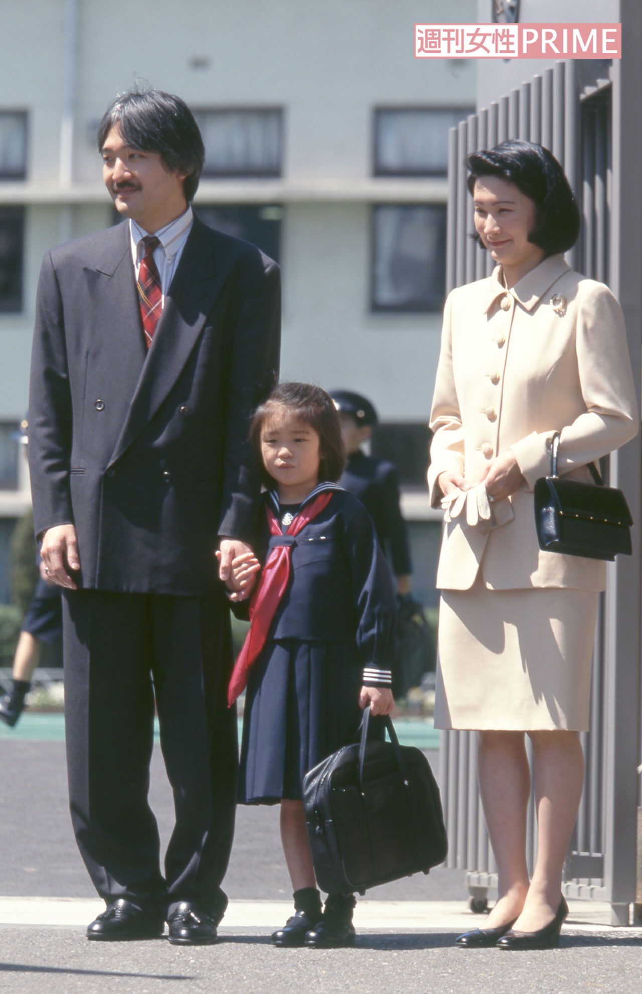 '98年4月、『学習院初等科』の入学式に手をつないで臨まれた秋篠宮ご夫妻と眞子さま