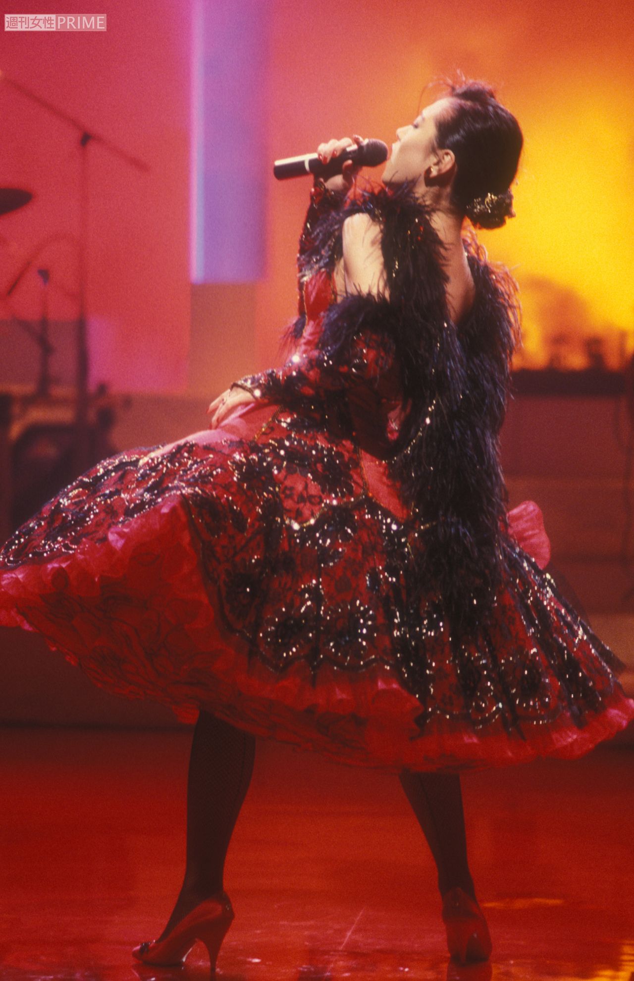 フリルたっぷりの赤い衣装で『TANGO NOIR』を歌いあげる中森明菜