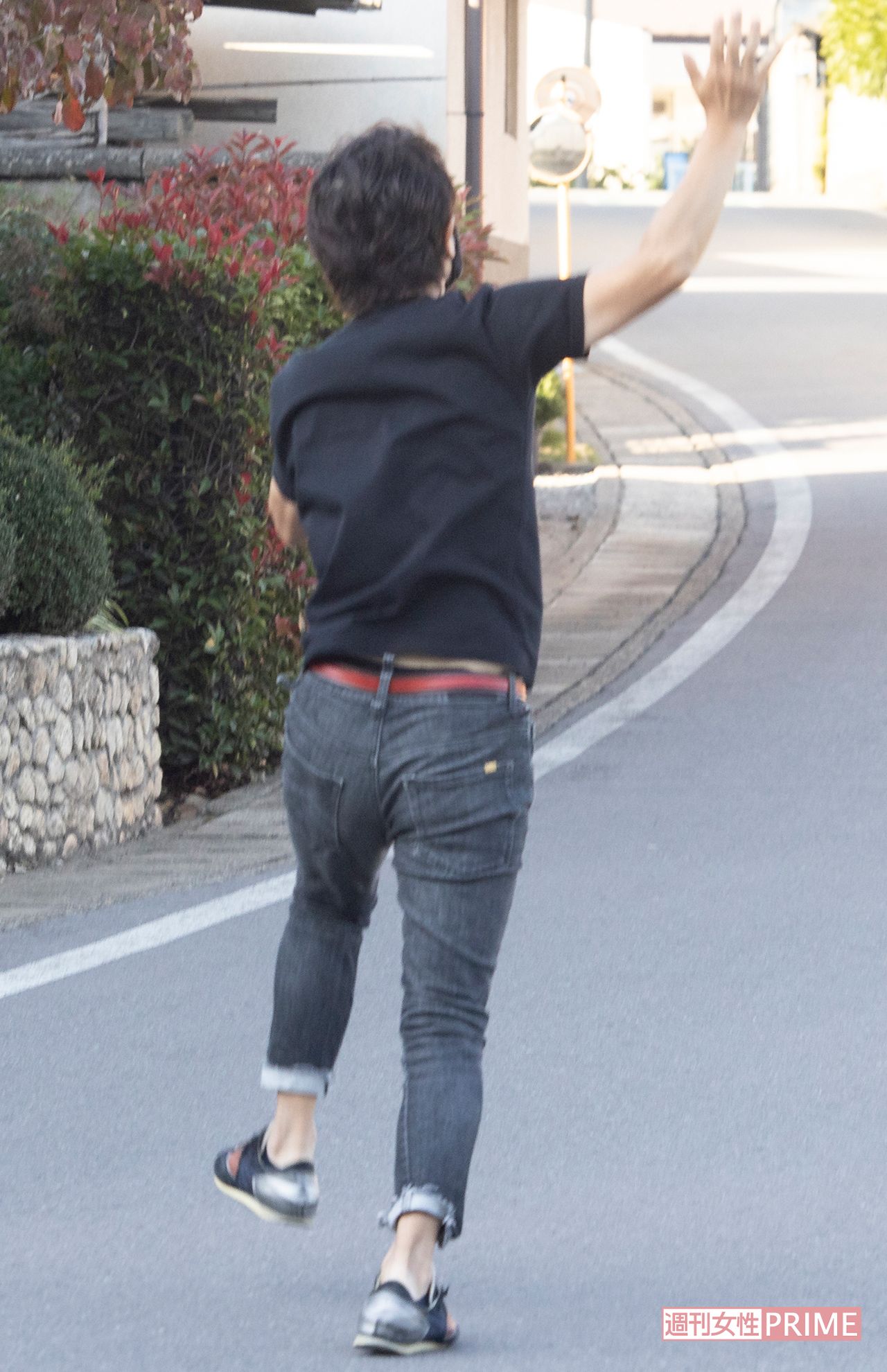 直撃後、ジャンプポーズを決める川越達也シェフ