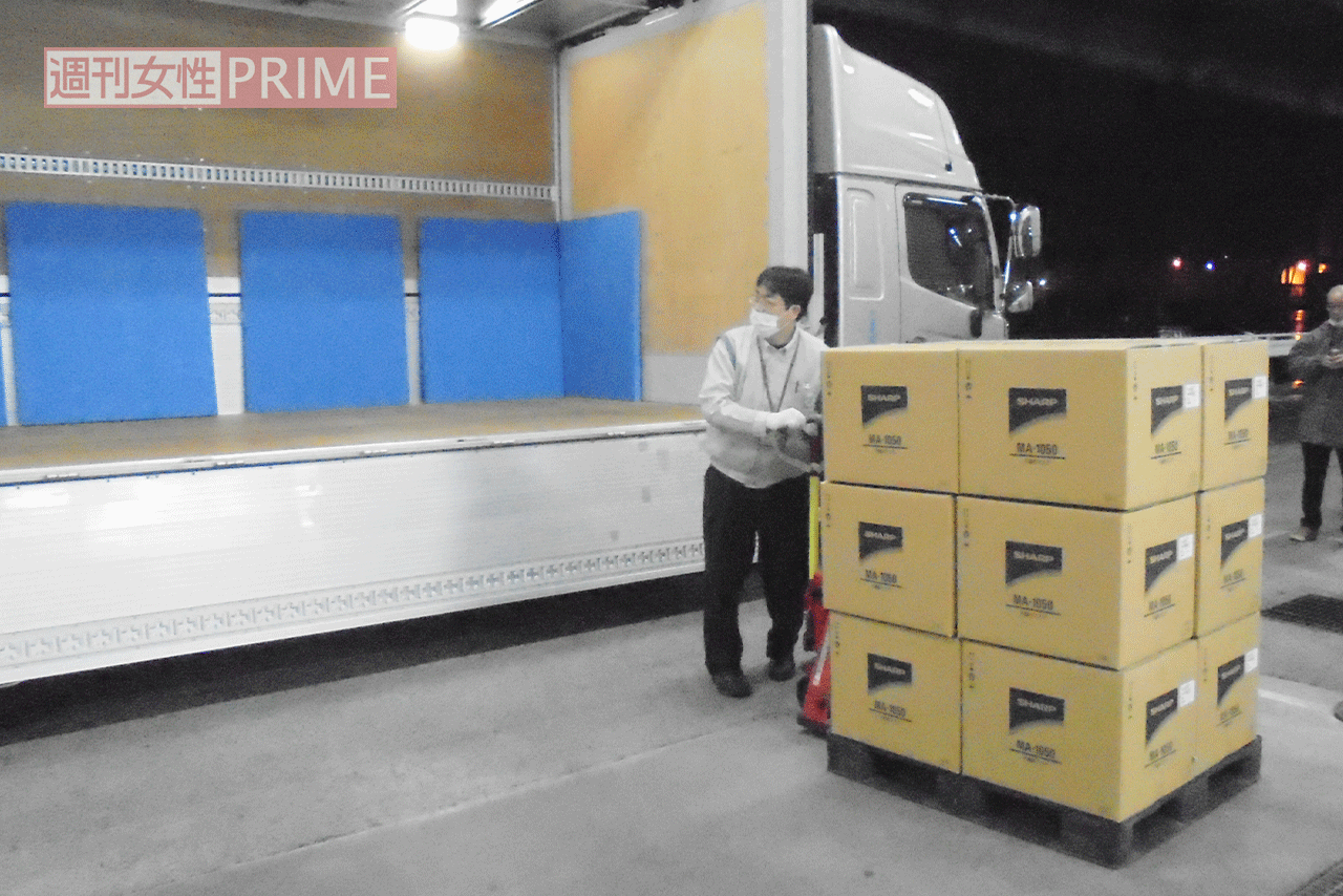 【8完成&出荷】3月24日よりマスクの生産が始まり、3月31日の早朝に晴れて初出荷。当面は、政府に納入される2/2