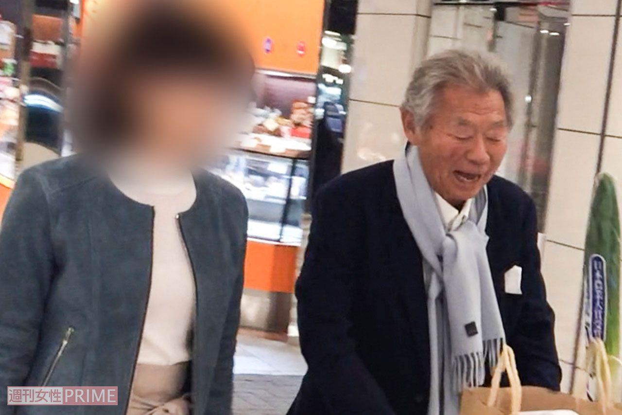 娘と買い物をするみのもんた