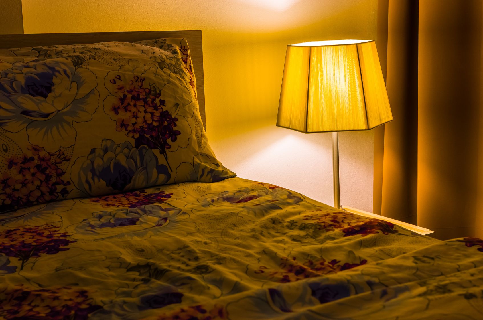 朝は自然の日差しで交感神経を高めるが、夜は身体に「そろそろ休みますよ」と信号を送って副交感神経を活性化させよう。寝る前に過ごす部屋の照明は強い光のものは避けて、白熱灯タイプの間接照明に切り替えて。昼間はアクセル、夜はブレーキという流れを身体に覚えさせよう。