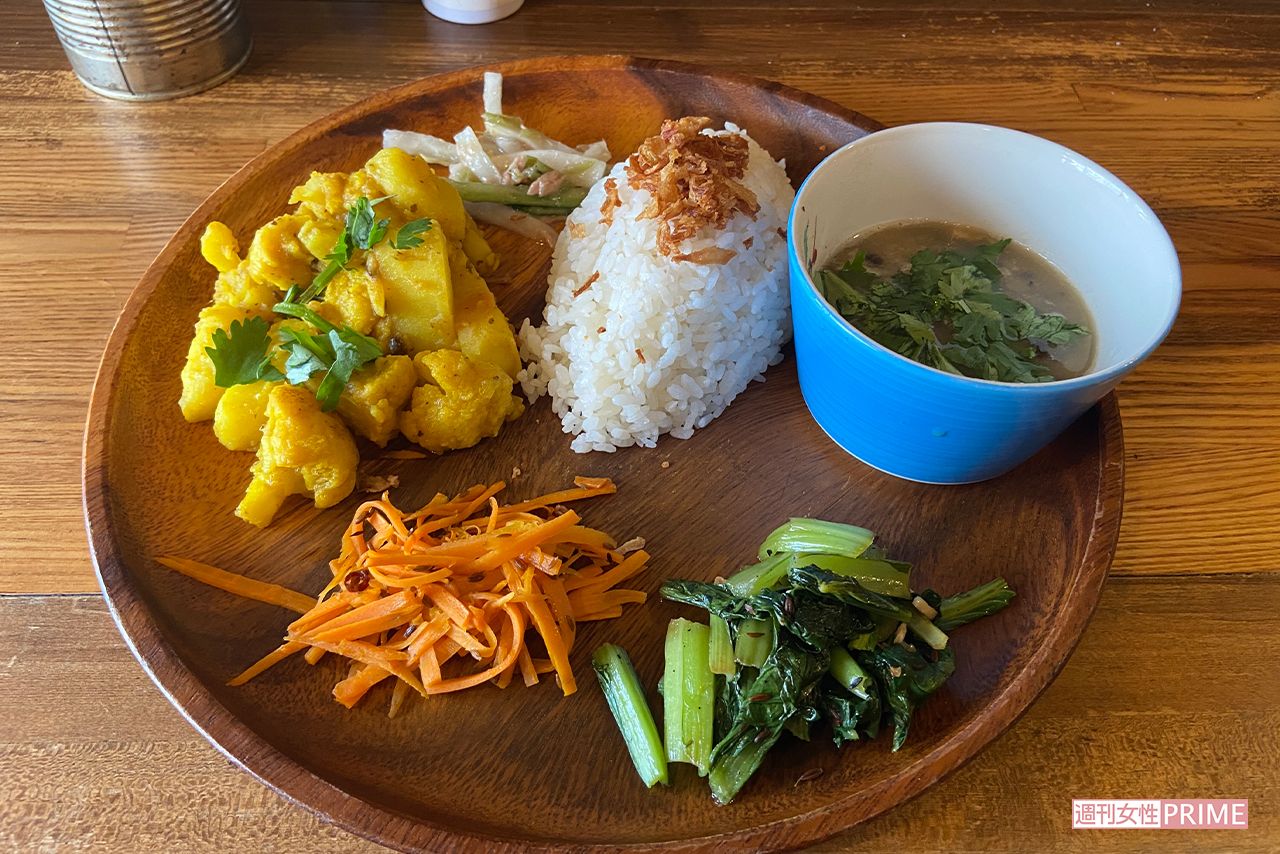 松岡俊介のバイト先『カメヤ食堂』の和食プレート（ネパールカレー）1000円
