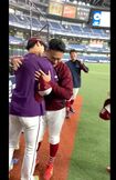 安樂智大のモノマネ後、田中将大から抱擁される内星龍(東北楽天ゴールデンイーグルス公式Xより)