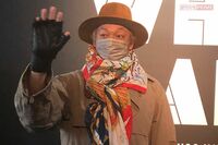 元SMAP・香取慎吾が個展『WHO AM I』に週3回のサプライズ来場!自ら作品を“ナマ解説”し、記念撮影にも応…