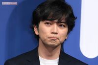 舞台『正三角関係』ロンドン公演中の嵐・松本潤の近影が「山田孝之みたい」桃井かおりが公開したツーショッ…