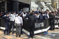 「5年以内に死ぬ！」反ワクチン団体が接種会場で“テロ行為”、警察出動も止まぬ怒号