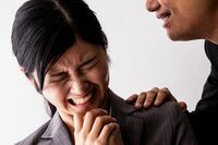 統一地方選挙が後半戦へ！女性候補を悩ませる有権者や同僚議員からの「無理やりキス・デュエット強要・投票…