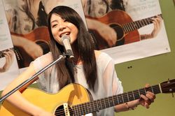 2010年9月には、都内で自身初となるギャラリー展を開き、ファンの前で『トイレの神様』を生披露した