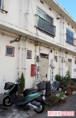 谷本容疑者は県営住宅でひとり暮らし。草花の手入れをしたり、猫にえさをあげたりしていた