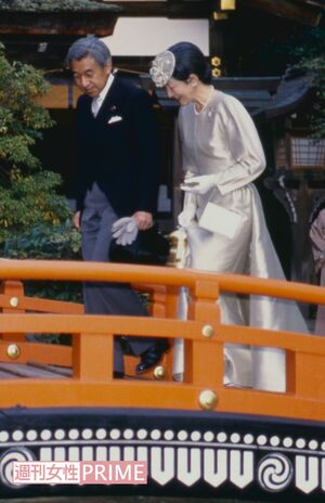 平安建都1200年を祝う式典のため京都を訪れ、上賀茂神社を巡られた上皇ご夫妻（'94年11月）