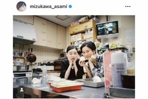 水川あさみのインスタグラムで公開された、『ブギウギ』撮影中の趣里との“親子”ショット