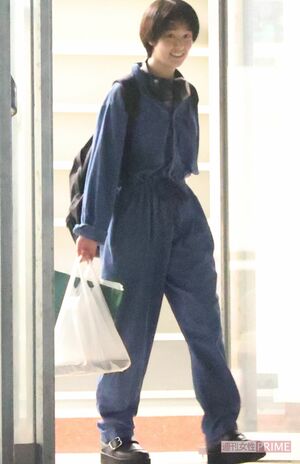 撮影を終えた唐田えりかはジャージにスニーカーというラフな私服で、共演した女優と談笑していた（2022年）