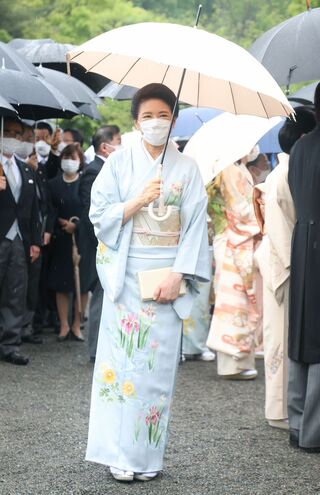 皇后として初めての園遊会は雨空にも雅子さまの装いと笑顔は晴れやか（'23年5月）